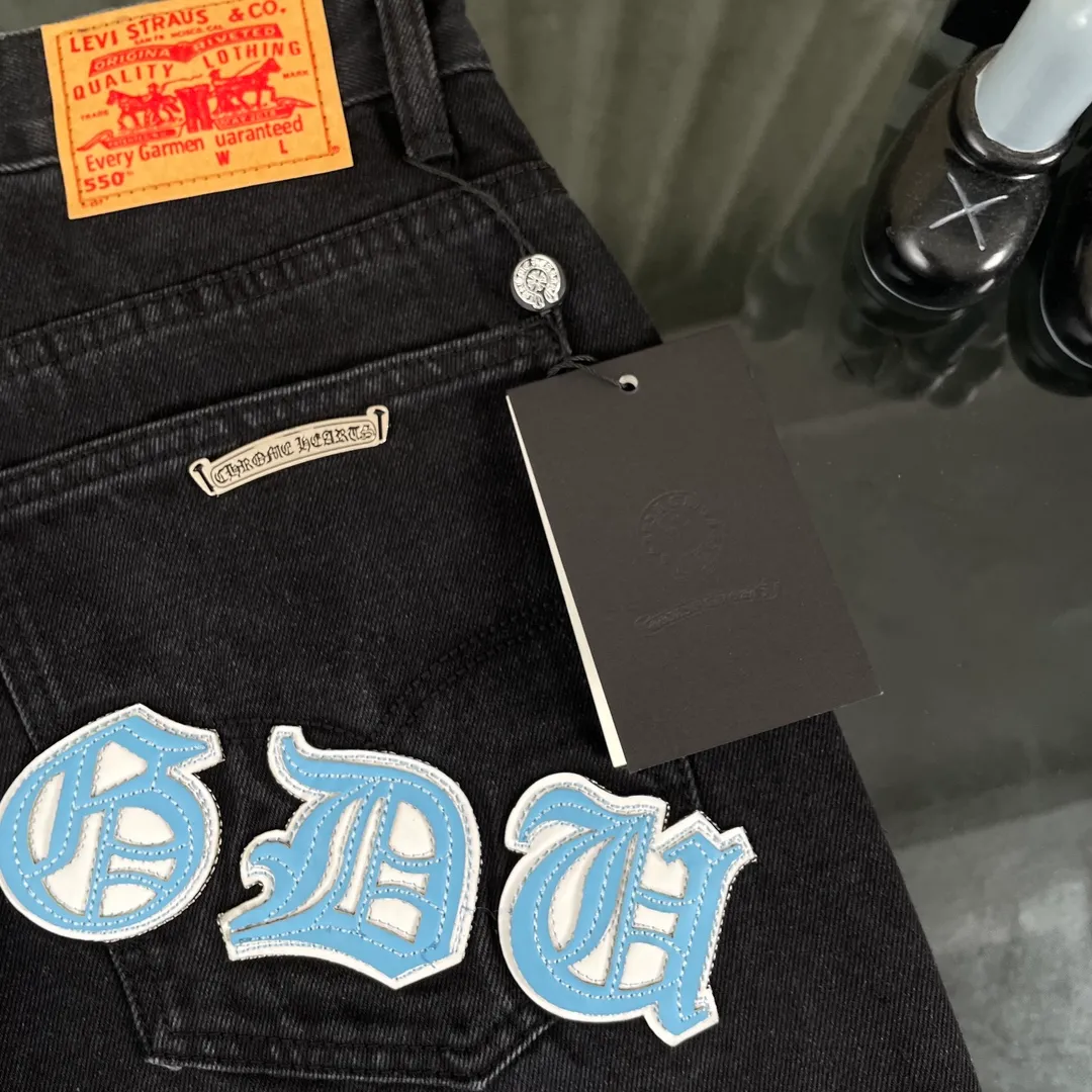 🅿️280 original development, hardware customization, chrome hearts Chengdu limited, new city limited jeans, Chrome Hearts city limited jeans, vintage levis, American-made 501 black and gray base version, Levi's American-made 501 base version, imported sheepskin, 925 silver jewelry remake [Top heavy industry fashionable design] Consistently made in high street luxury style. Speaking of this style, the Zangyin family and GU family are definitely the leading representative brands. Especially the Zangyin family has really achieved a state-of-the-art effect in creating high street style. The unique washed material is used to create this style. The color system is quite eye-catching. It is decorated with patchwork cross flowers, which cleverly highlights the charm of the brand. Secondly, this style uses classic The high-waist cutting design highlights the long legs and fashionable temperament of the upper body. The brand is highly recognizable and the slim fit configuration is more suitable for daily wear. It is a product that interprets personality, fashion, and specifications at a glance. This single product is enough to make any fan excited. It can be a white T-shirt for youthful preppy style, or a tight suspender for lady style. It has strong matching ability and can be easily controlled by men.  [Material and craftsmanship] Needless to say, this point goes without saying. As an excellent craftsman brand, Zangyin has really perfect requirements for details and craftsmanship. The washed color of this model has gone through so many processes, not to mention the embellishment of the denim appliqués. It is also purely handmade and sewn. Just like what they believe in, only handmade things have soul and have the meaning of wear. A top-notch heavy-duty fashionable denim item, I look forward to your perfect interpretation! !